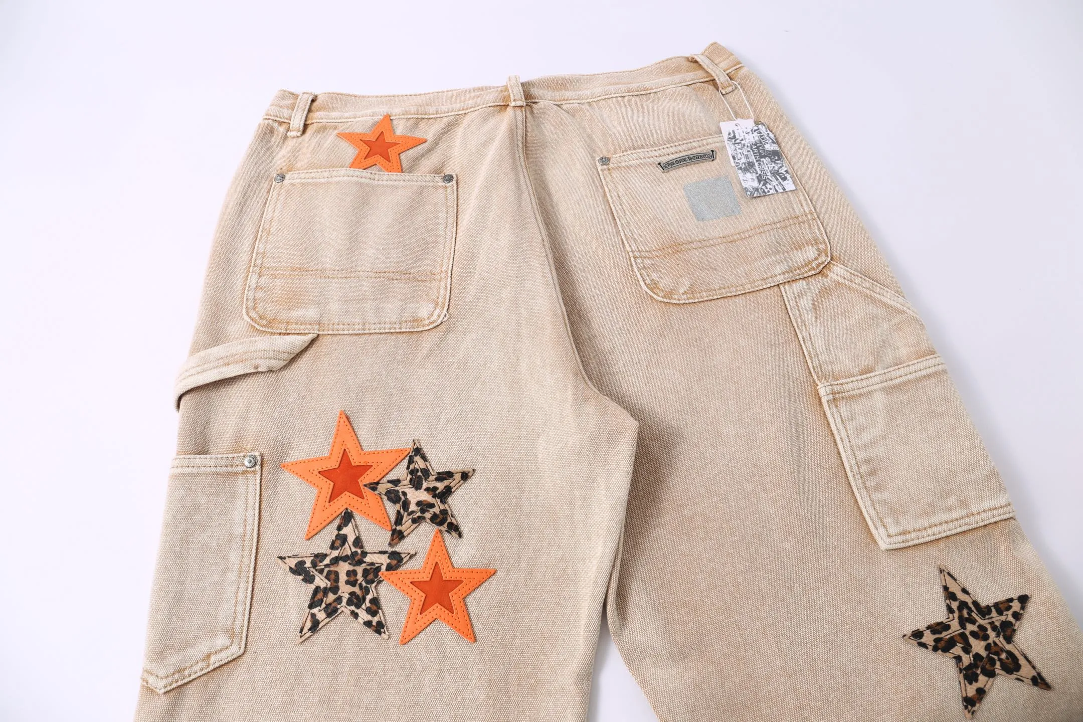 p310 Style number: H886 Crow Heart & 𝐂𝐡𝐫𝐨𝐦𝐞 𝐇𝐞𝐚𝐫𝐭 ss25 new Fontainebleau limited workwear logging pants leopard print orange star patchwork couple style loose jeans. Styles with different washed textures are very friendly to people with thin legs. The slightly flared version perfectly modifies the leg shape. The timeless and moderate length makes it easy to match and match. It is the basis for various styles and is a must-have in your wardrobe! The fabric is stiff but also makes the upper body soft without losing texture. The washing process is even more perfect. It is a must-have item for everyone! ! ! Washed wheat, tag, pants label, three labels complete Color: Khaki Size: 28-30-32-34-36